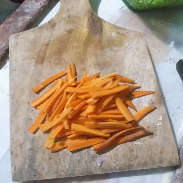 Cuci sayuran, kemudian potong-potong wortel bentuk korek api.