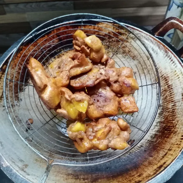 Angkat dan tiriskan, kemudian pisang goreng dadu siap disajikan.
