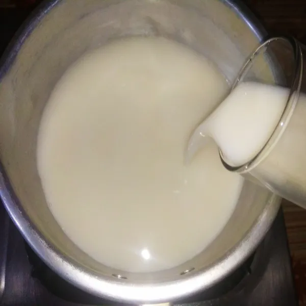 Siapkan sauce pan, lalu tuang susu cair ke dalamnya.