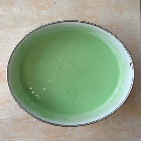 Tuang larutan pandan perlahan sambil diaduk hingga adonan tercampur rata.