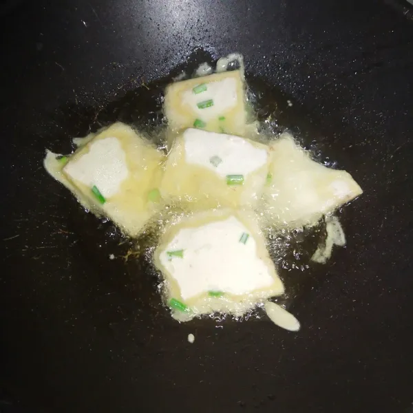 Kemudian goreng tempe menjes hingga matang.