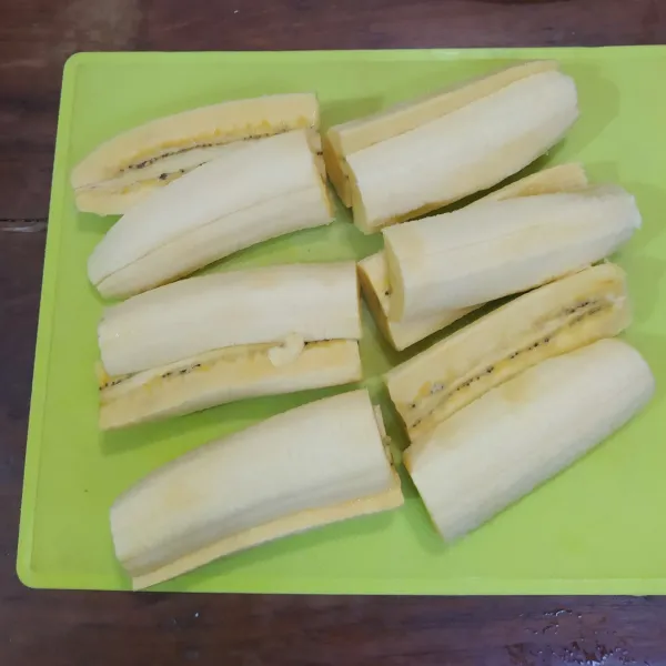 Potong pisang, untuk 1 buahnya dibagi menjadi 4.