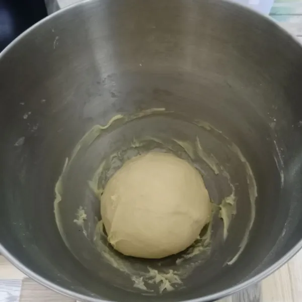 Uleni sampai kalis elastis.
Kemudian diamkan adonan selama 5 menit.