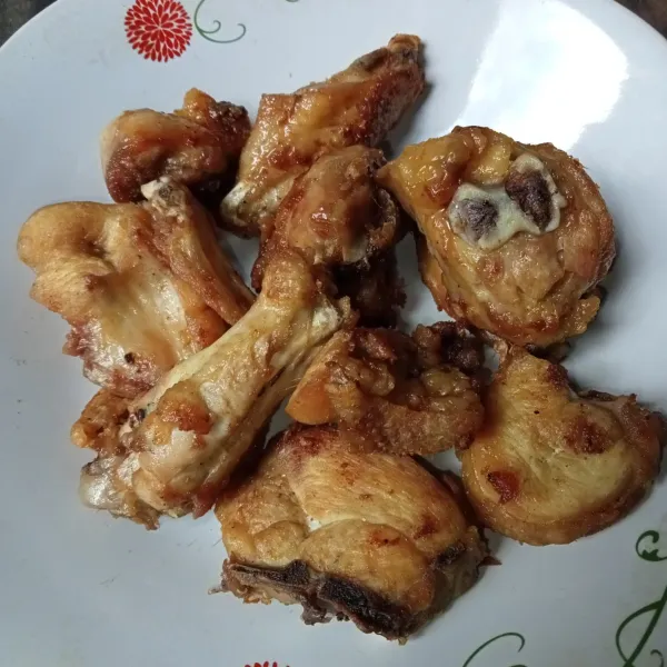 Bumbui ayam dengan garam, kaldu jamur dan jeruk nipis. 
Lalu goreng ayam hingga matang, angkat dan tiriskan.