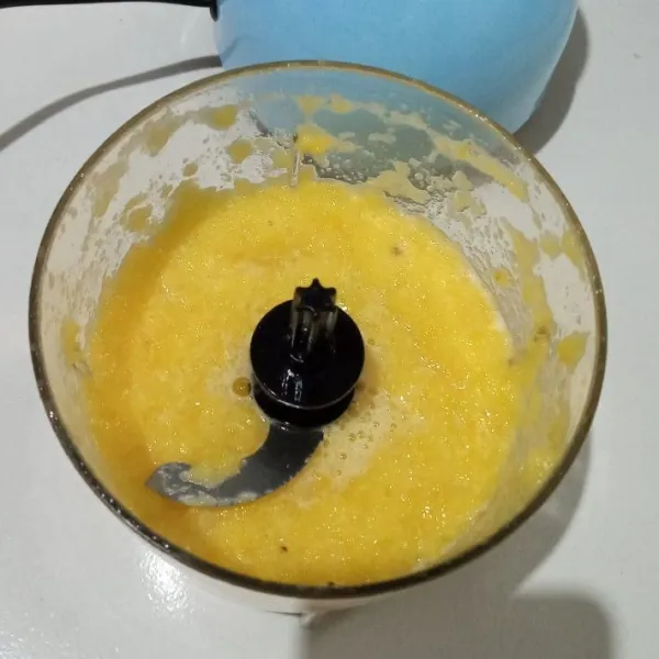 Kupas bersih nanas, potong2 kemudian blender tanpa ditambah air. Saya menggunakan chopper biar hasilnya berserat