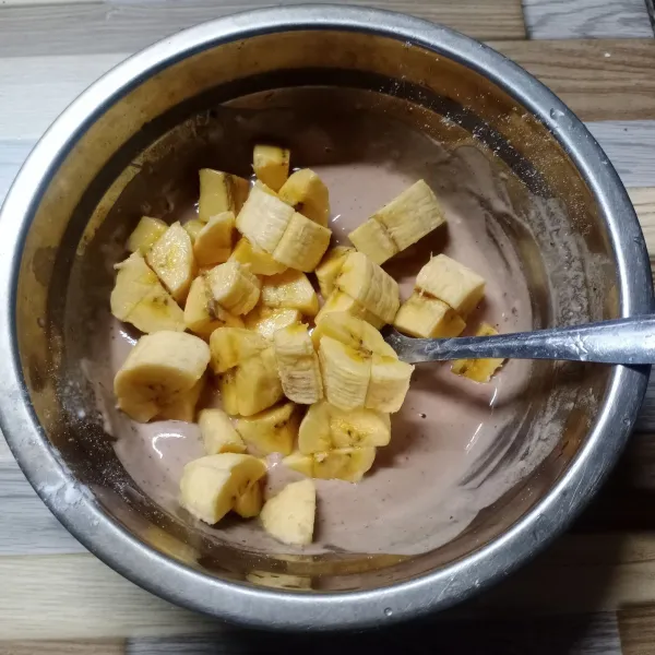 Kemudian masukkan potongan pisang, aduk sampai tercampur rata.