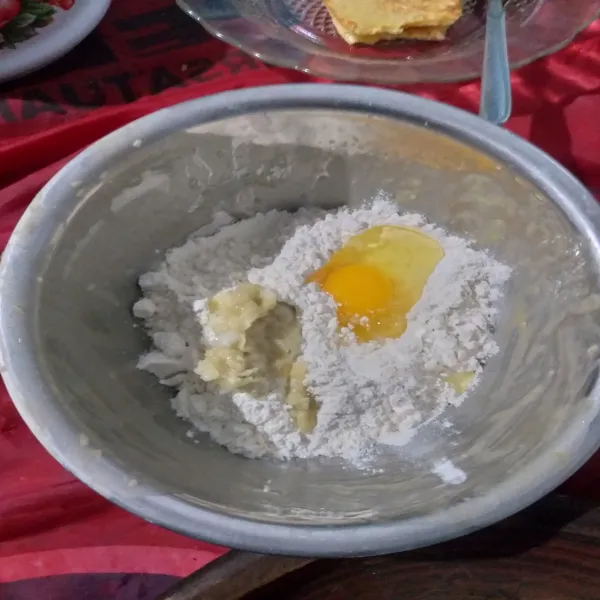 Dalam wadah masukkan semua bahan tepung, telur, bumbu halus, garam, gula pasir, dan kaldu bubuk, aduk rata.