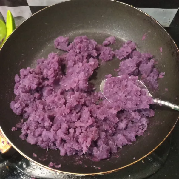 Campurkan ubi ungu, indomilk kental manis, santan, dan gula pasir. Masak dengan api kecil hingga tidak berair dan bisa di pulung.