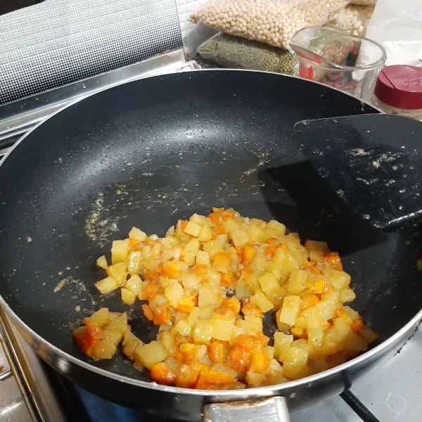 Buat isian : tumis bawang dengan margarin hingga harum. 
Masukkan wortel dan kentang, tumis hingga bumbu merata dan sayuran ½ matang. 
Lalu tambahkan semua sisa bahan isian, tepung mocaf, masak dengan api paling kecil.
Tutup pan, biarkan hingga sayur matang. 
Lalu masukkan tepung mocaf, aduk hingga sayur saling menempel 1 dengan yang lain. 
Tempatkan ragout sayur pada wadah.