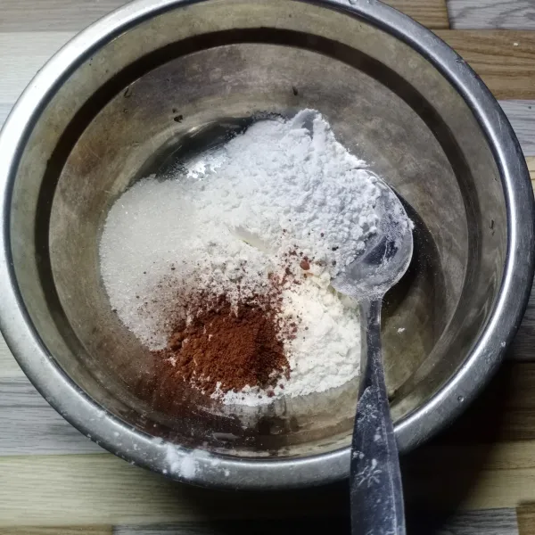 Dalam wadah, masukkan tepung terigu, tepung beras, gula pasir, cokelat bubuk, dan garam.
