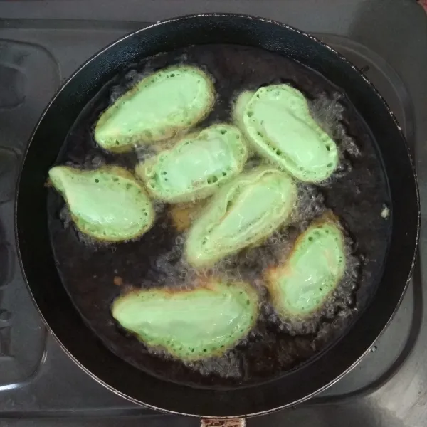 Goreng dalam minyak panas api sedang hingga matang kuning keemasan. 
Angkat dan tiriskan.