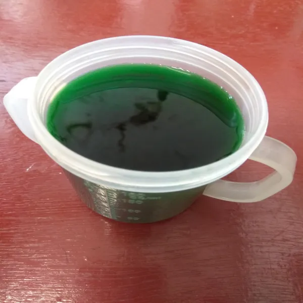 Campur pasta pandan dengan air, aduk rata.