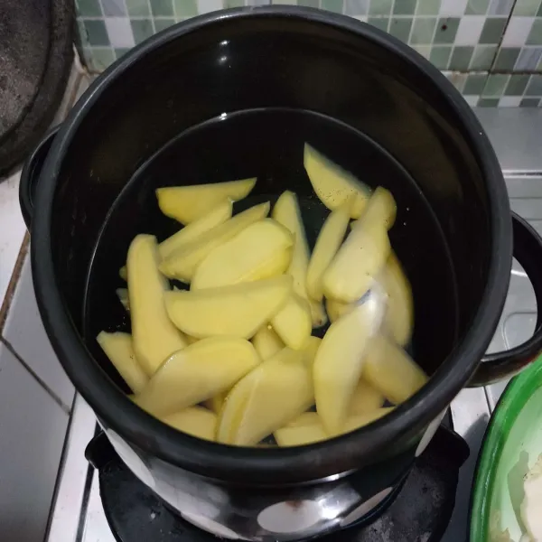 Kemudian masukkan kentang, rebus selama 5 menit. 
Setelah direbus selama 5 menit segera angkat dan tiriskan airnya lalu siram dengan air mengalir agar menghentikan proses memasak.