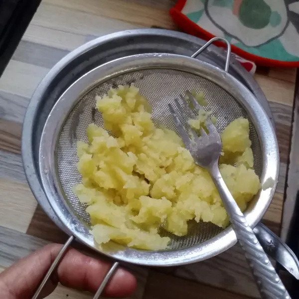 Setelah matang, haluskan kentang menggunakan saringan agar tidak bergerindil.