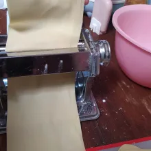 Bagi adonan menjadi 4 bagian. 
Pipihkan lalu giling menggunakan pasta maker sampai tipis.