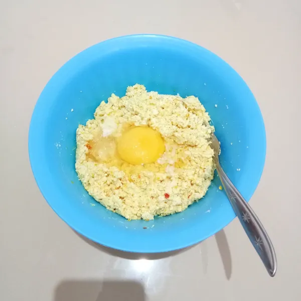 Kemudian masukkan telur, aduk kembali hingga tercampur rata.