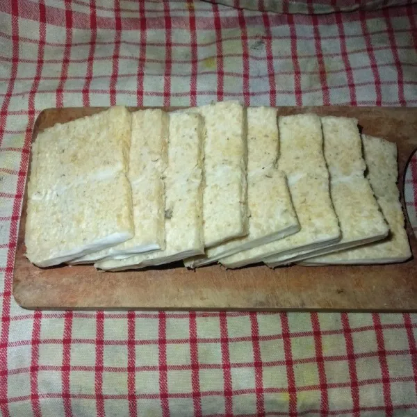 Potong tempe menjes sesuai selera.