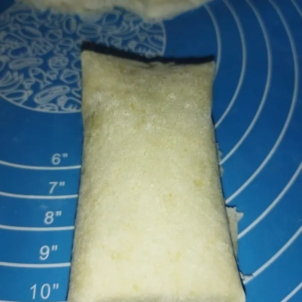 Lalu rekatkan ujung kulit lumpia dengan bahan perekat, agar menempel.