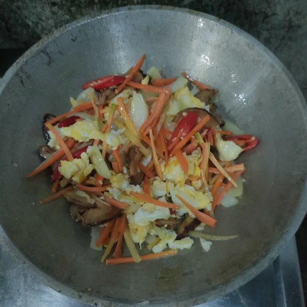 Masukkan wortel, jamur dan cabe merah, aduk sampai bahan layu. 
Lalu tambahkan bahan saus. 
Aduk kembali.