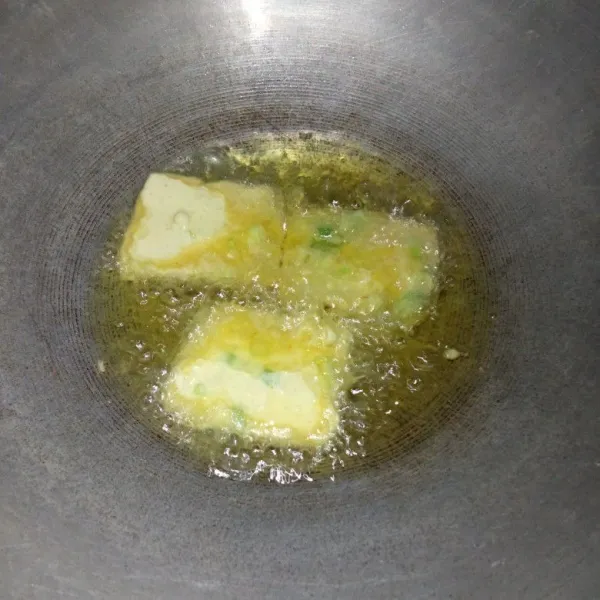 Panaskan minyak, goreng tempe menjes sampai kering kecoklatan.