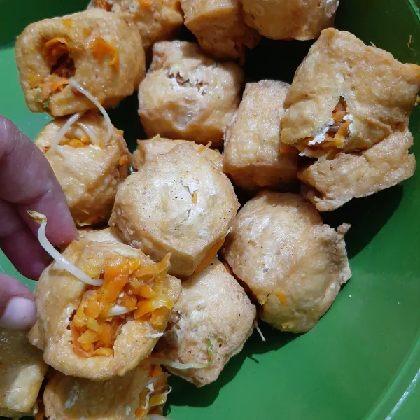 Belah tahu goreng, beri isian.