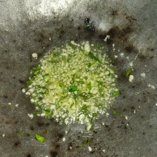 Bumbu cikruh : panaskan minyak goreng, lalu tumis bawang putih dan daun jeruk hingga kering, lalu angkat dan tuang ke mangkuk kecil.