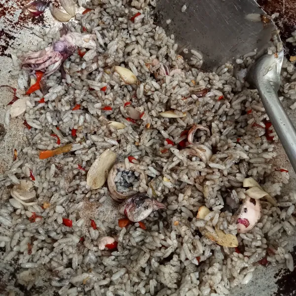 Aduk nasi hingga tercampur rata, tes rasa dan siap dinikmati.