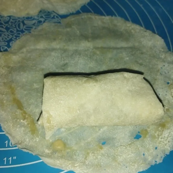 Lalu bungkus lagi dengan kulit lumpia, agar lebih tebal, jadi 1 buah cibay menggunakan 2 lembar kulit lumpia.