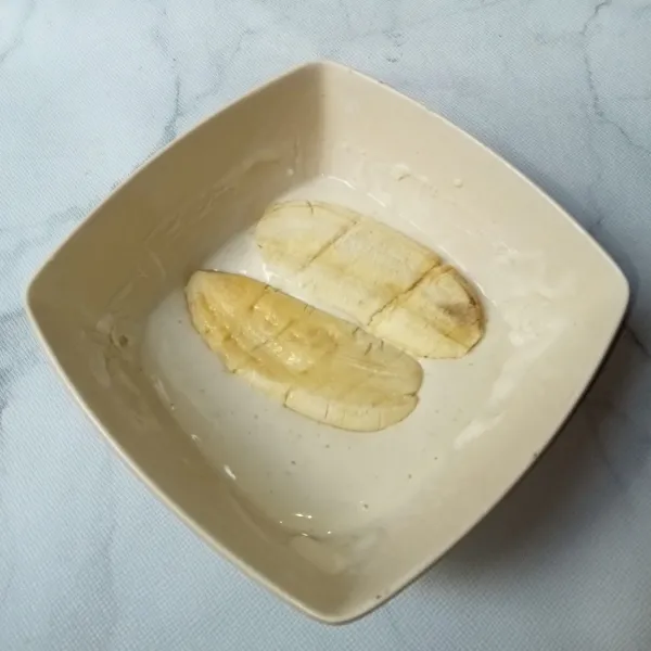 Celupkan pisang ke dalam adonan hingga merata.