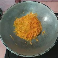 Rebus bihun jagung hingga lunak, tiriskan dan sisihkan. 
Tumis bumbu dasar putih, masukkan wortel, beri air dan bumbui garam, lada, gula, kaldu bubuk dan kecap asin.