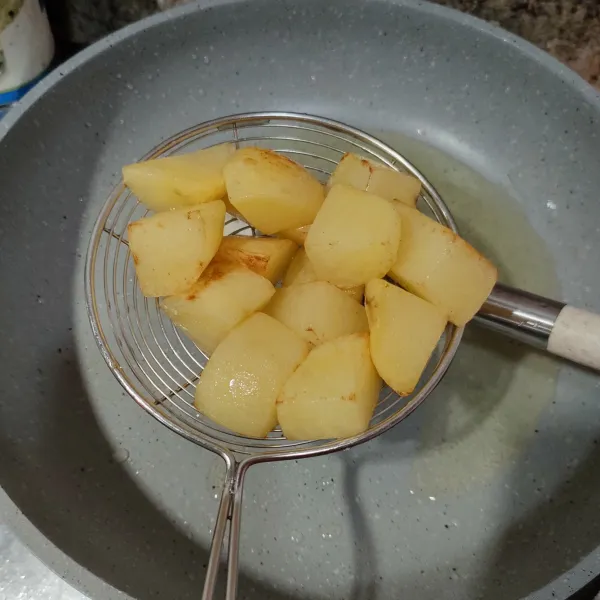 Goreng kentang sampai empuk.