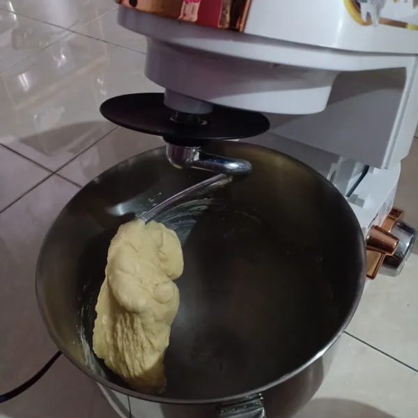Tambahkan bahan B lanjut mikser sampai kalis elastis.