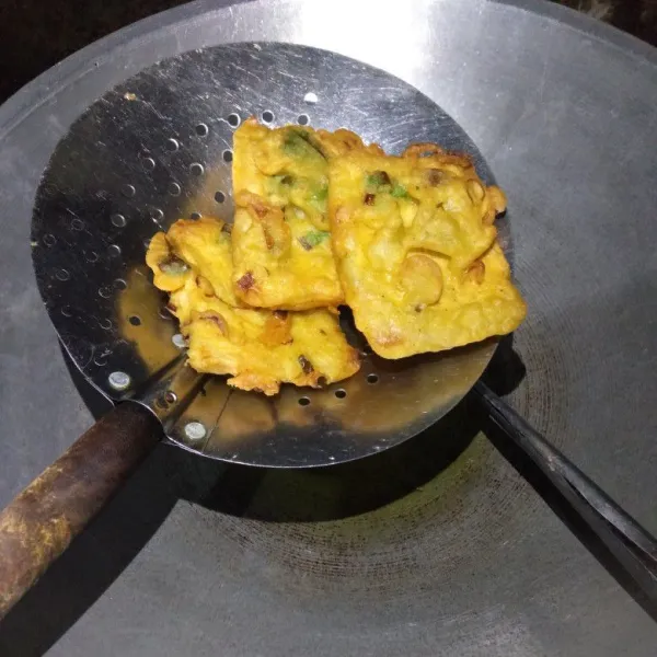 Angkat dan tiriskan.
Siap disajikan.