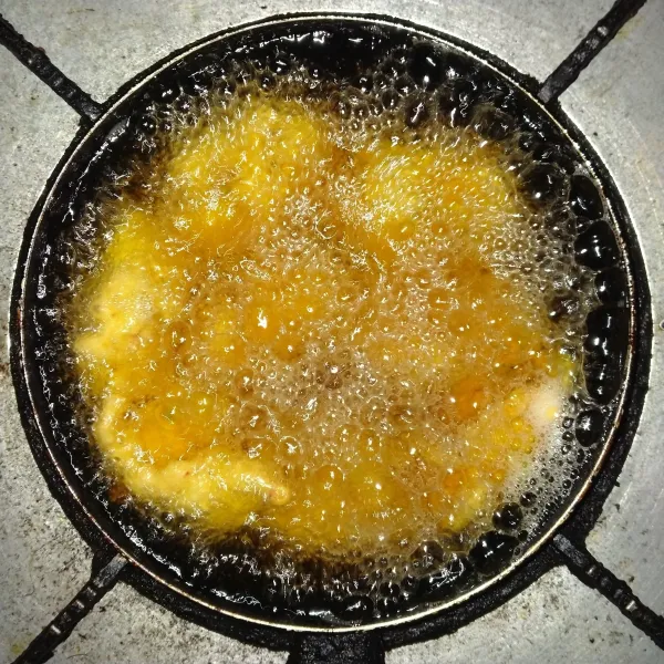 Panaskan minyak goreng hingga matang dan siap disajikan.