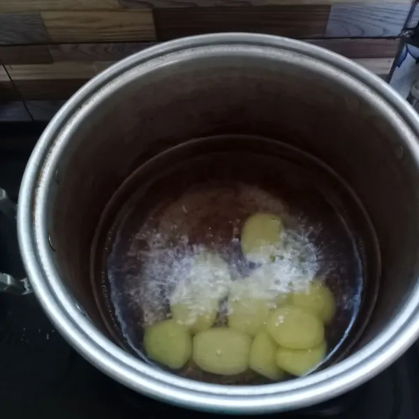 Kupas kentang kemudian cuci bersih. 
Rebus kentang sampai empuk.
