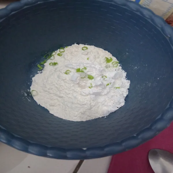 Campurkan tepung terigu, tepung tapioka, garam dan daun bawang.