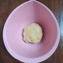 Campur semua bahan kulit pastel, untuk airnya dimasukkan sedikit demi sedikit. 
Tutup adonan dengan kain lalu diamkan selama 30 menit.
