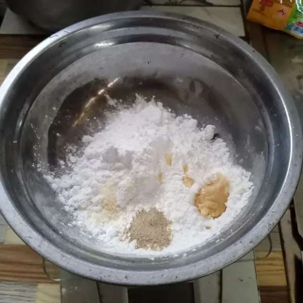 Masukkan tepung tapioka, tepung maizena, bawang putih halus, garam, lada dan kaldu bubuk ke dalam wadah.