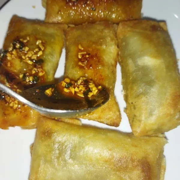 Tata cibay yang sudah digoreng di piring saji, lalu beri bumbu cikruh.