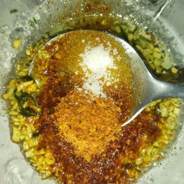 Selagi masih panas, tambahkan boncabe, kaldu bubuk dan gula pasir, aduk rata, bumbu cikruh siap digunakan.