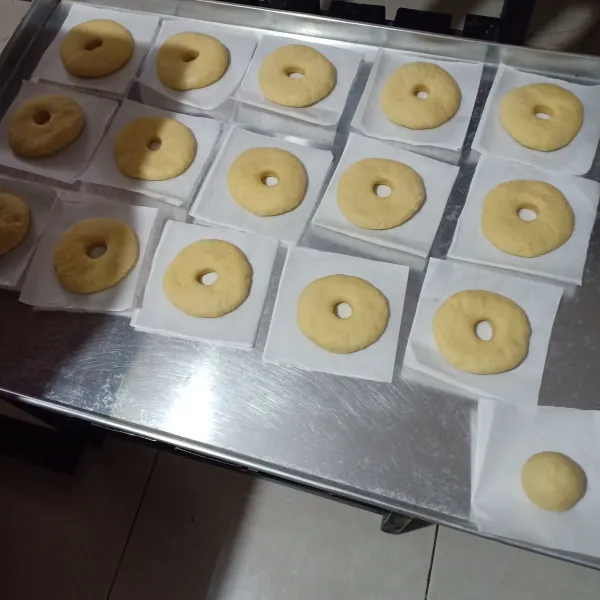 Bentuk adonan jadi bulat, lubangi tengahnya pakai spuit, diamkan sampai mengembang 2 kali lipat lalu goreng sampai matang dan beri topping ceres.