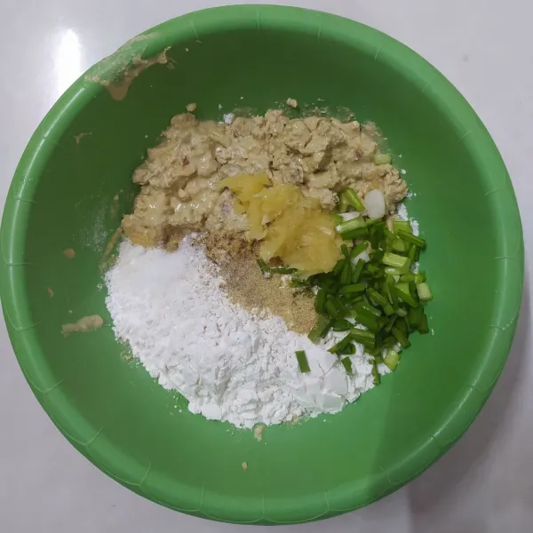 Campur telur kepiting, tapioka, bawang putih, daun bawang, merica bubuk, kaldu bubuk dan garam. Aduk sampai rata.