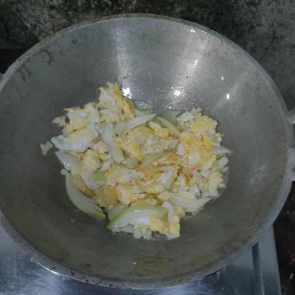 Buat orak-arik telur, lalu masukkan bawang putih dan bawang bombay, tumis sampai harum.