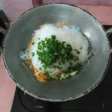 Masukkan bihun dan daun bawang, aduk rata. 
Koreksi rasa.