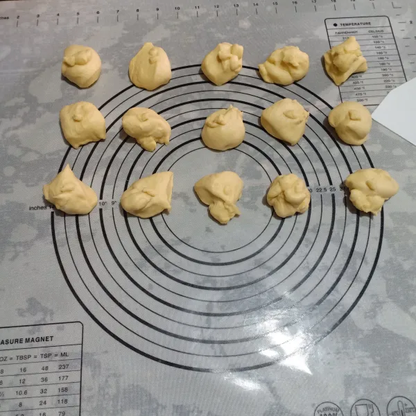 Bagi adonan dengan berat 30 gr, lalu bulatkan dan diamkan 10 menit.