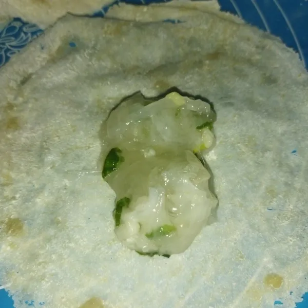 Ambil 1 lembar kulit lumpia, isi dengan adonan secukupnya.
Lalu lipat.