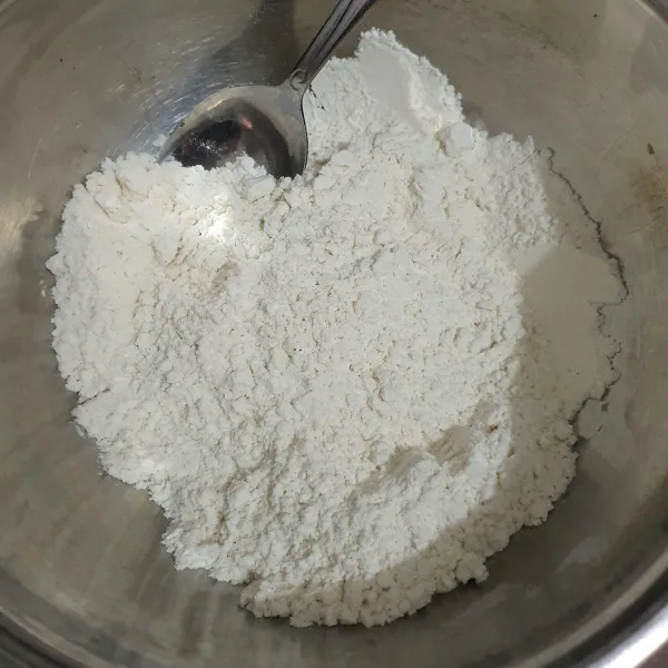 Campurkan semua bahan tepung dalam wadah, sisihkan.
