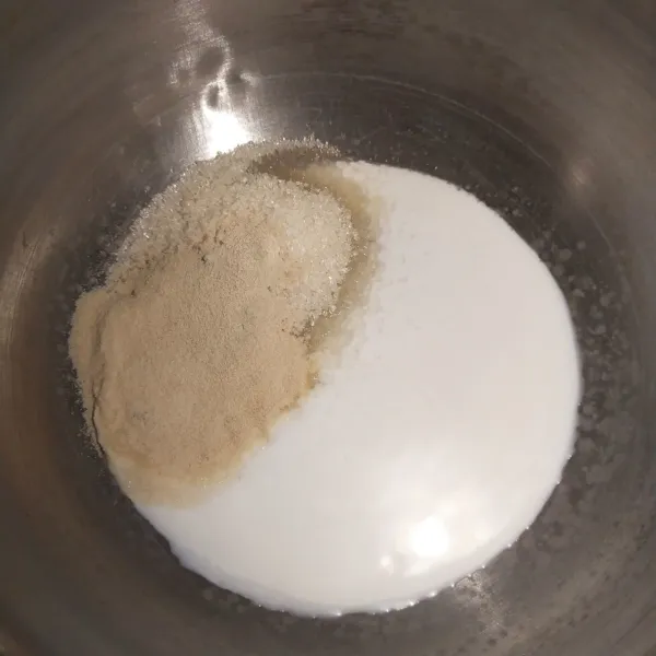Langkah yang pertama, masukkan gula pasir, agar-agar putih dan santan, aduk sampai rata.