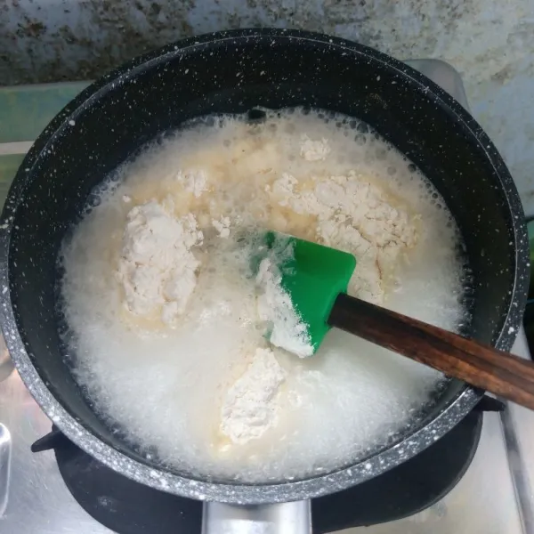 Rebus air, bawang putih, garam, dan lada bubuk sampai mendidih. Kemudian masukkan tepung terigu, aduk rata. Masak sampai membentuk adonan.