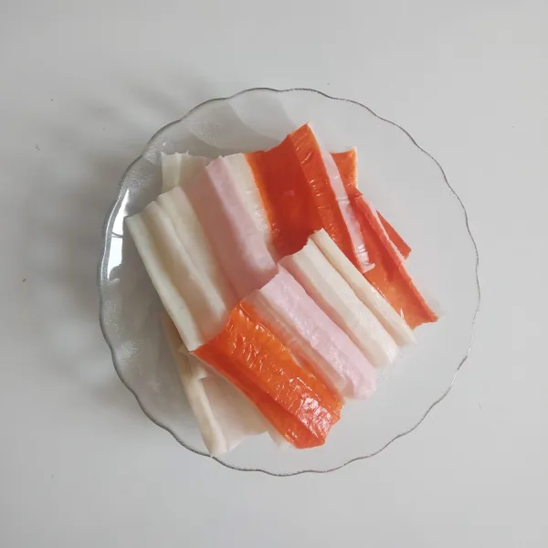 Lebarkan crab stick yang sudah dipotong.